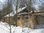 Полуразрушенные постройки на участке